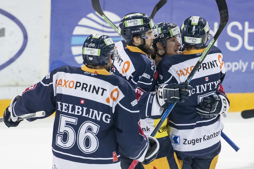 Jubel bei den Zugern Timo Helbling, Robin Grossmann, Dominic Lammer und David McIntyre, von links, im vierten Eishockey Playoff-Finalspiel der National League A zwischen dem EV Zug und dem SC Bern, am ...