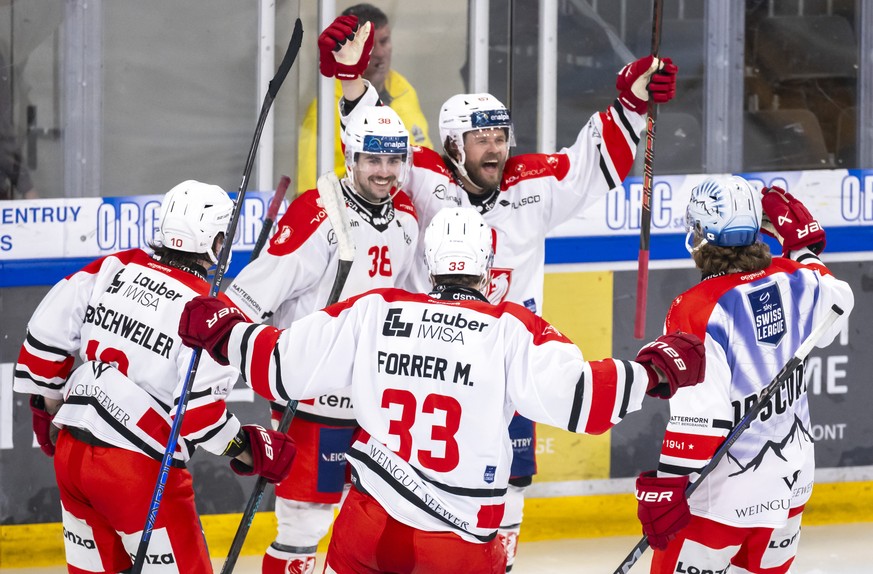Visps Spieler jubeln nach dem Siegestreffer in der dritten Verlaengerung im ersten Spiel der League Qualification der Eishockey National League zwischen dem HC Ajoie und dem EHC Visp in der Raiffeisen ...