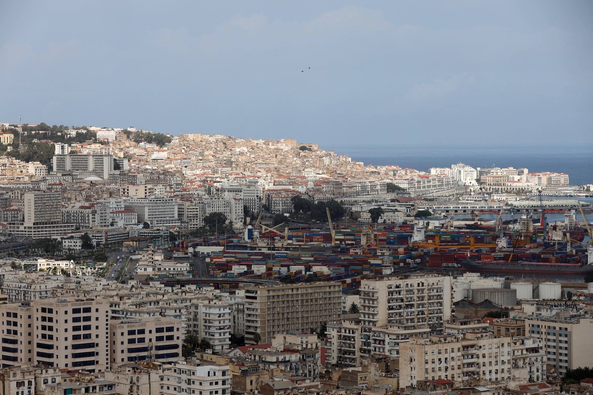 Illustration of Alger Photo taken on 23 September 2025, general view of Algiers with the commercial port. Photo by Billel Bensalem/APP/ABACAPRESS.COM Alger Algeria PUBLICATIONxNOTxINxFRAxUK Copyright: ...