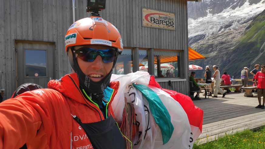 Maurer vor einem Berghaus in Grindelwald, wo sich die Piloten verpflegen können.