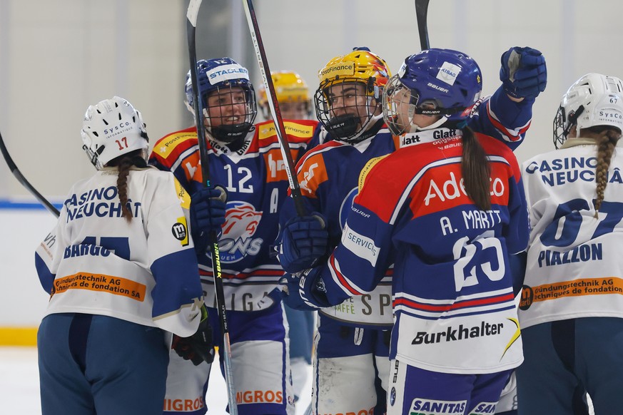Zuerichs PostFinance Top Scorerin Sinja Leemann, mitte, jubelt mit Lisa Rueedi, links, und Alina Marti bei dem Eishockey-Qualifikationsspiel der PostFinance Womens League zwischen den ZSC Lions und Ne ...