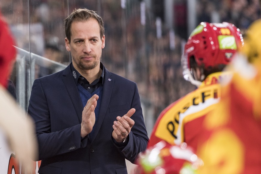 Cheftrainer Antti Toermaenen feuert seine Spieler an, im fuenften Eishockey Playoff-Viertelfinalspiel der National League zwischen dem HC Biel und dem HC Davos, am Dienstag, 20. Maerz 2018, in der Tis ...