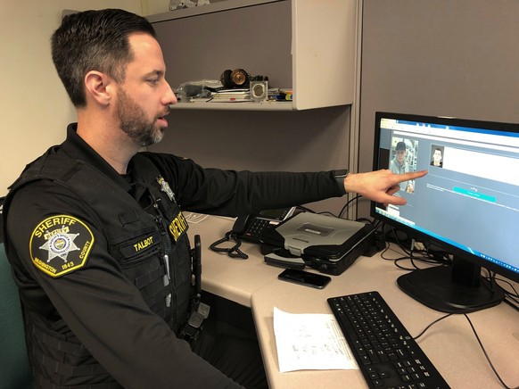 Ein Polizist aus dem Washington County Sheriff's Office zeigt 2019, wie er Gesichtserkennungs-Software einsetzt. 