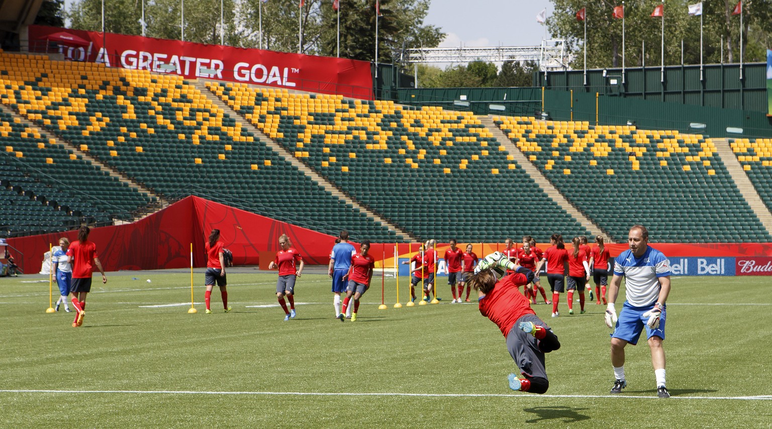 Noch ohne Zuschauer: Die Nati beim Abschlusstraining im Commonwealth Stadium in Edmonton.