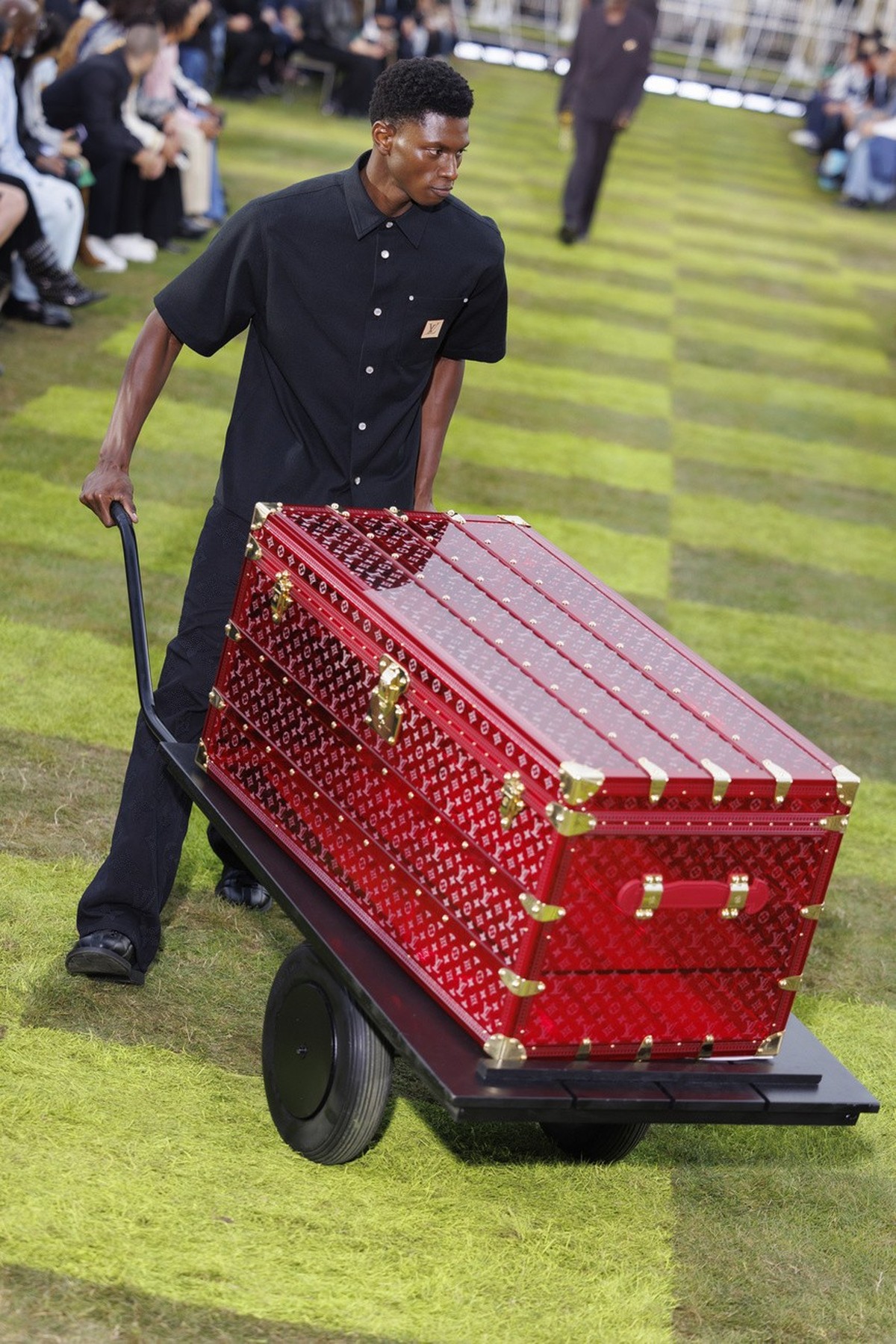 Le défilé Louis Vuitton Homme collection printemps-été 2025 à Paris, à la maison de l'Unesco.