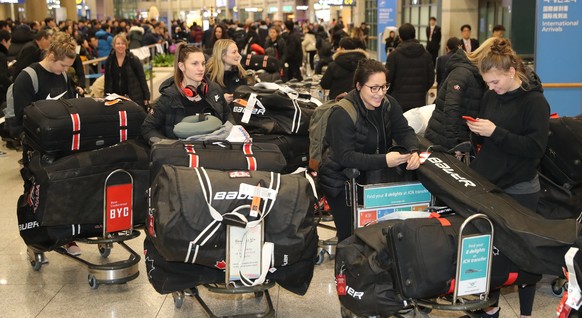 epa06473020 The Canadian women&#039;s ice hockey team arrives at Incheon airport, west of Seoul, South Korea, 25 January 2018, to take part in the 09-25 February PyeongChang Winter Olympics. EPA/YONHA ...