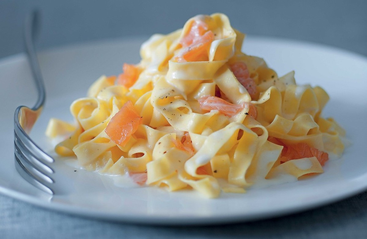 https://www.cucchiaio.it/ricetta/ricetta-tagliatelle-salmone/ pasta tagliatelle lachs rauchlachs rahm essen food italien italia kochen