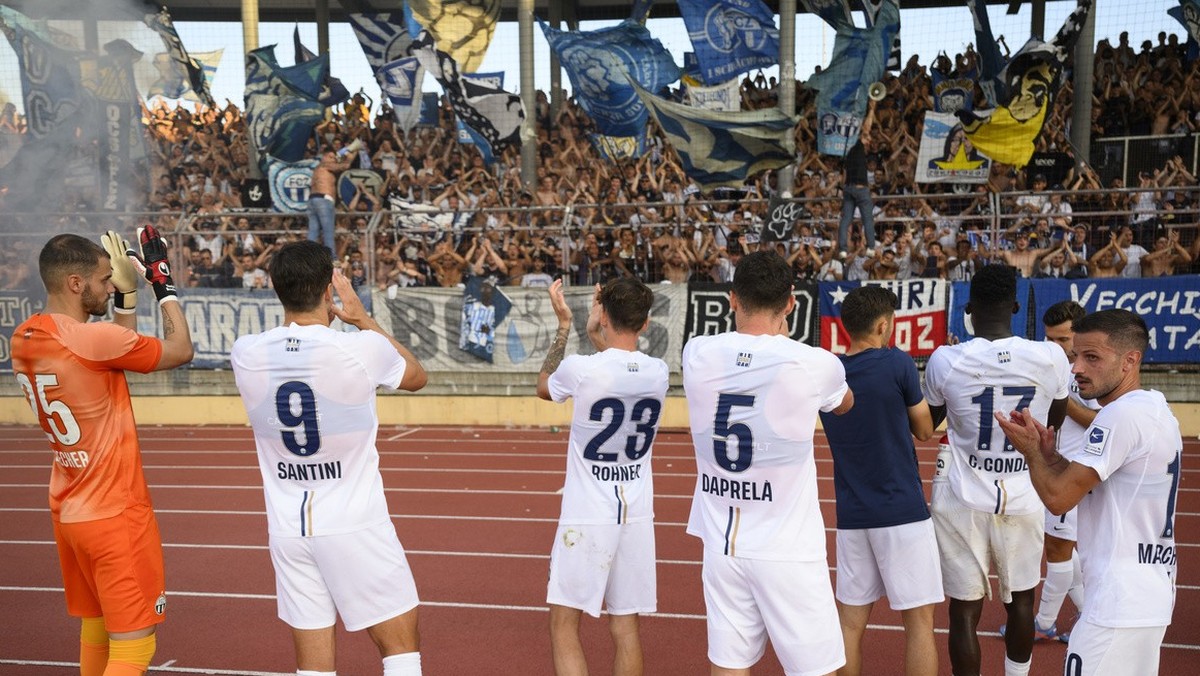 Les joueurs zuerichois celebrent la victoire devant leurs supporters a la fin de la rencontre de football de Super League entre le FC Stade Lausanne Ouchy, SLO, et le FC Zuerich, FCZ, ce samedi 12 aou ...