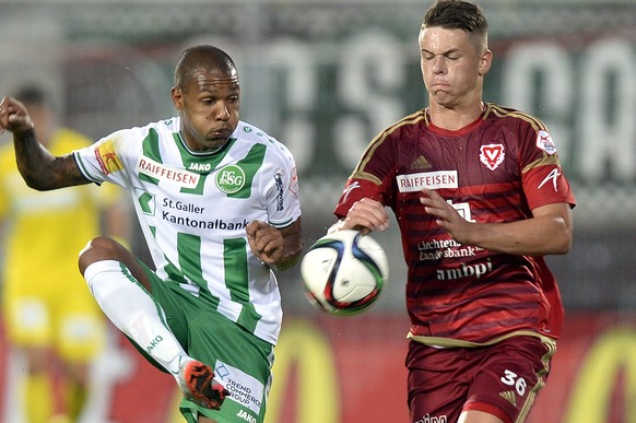 Der Vaduzer Robin Kamber, rechts, gegen den St. Galler Everton Luiz, links, beim Fussballspiel der Super League FC Vaduz gegen den FC St. Gallen in Vaduz am Samstag, 29. August 2015. (KEYSTONE/Walter  ...