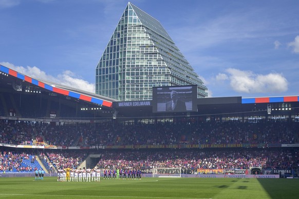 A minute's silence for the late, former Bayern Munich president Werner Edelmann before the Premier League regular season football championship match between FC Basel 1893 and FC Winterthur...