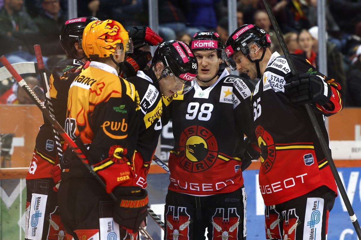 Berns Joel Vermin, Mitte, jubelt nach seinem Tor zum 1-0 mit den Teamkollegen Ramon Untersander, Benjamin Baumgartner, Thierry Bader und PostFinance Topscorer Dominik Kahun, von rechts, im Eishockey M ...