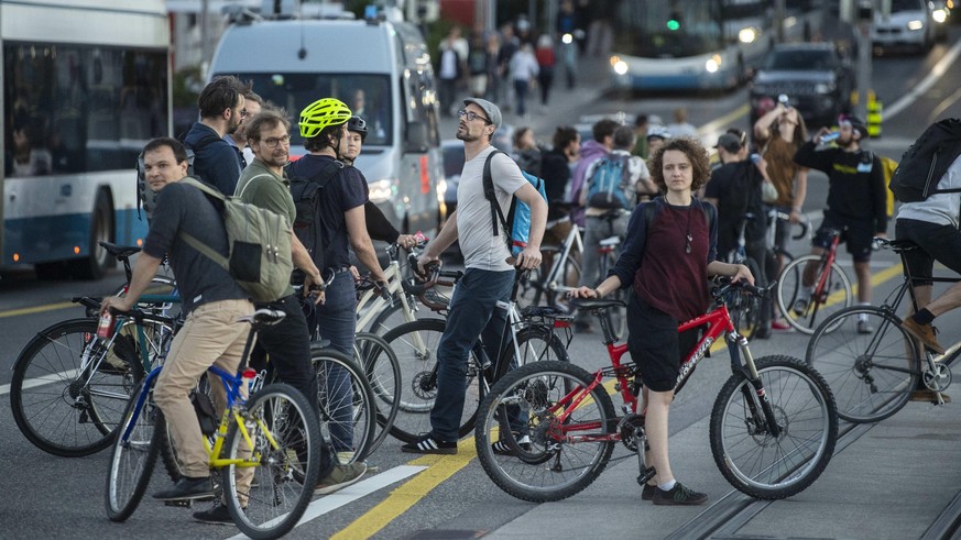 Teilnehmende an der Critical Mass überqueren am 28. Mai 2021 die Hardbrücke in Zürich – und bringen Auto, Bus und Tram ins Stocken.