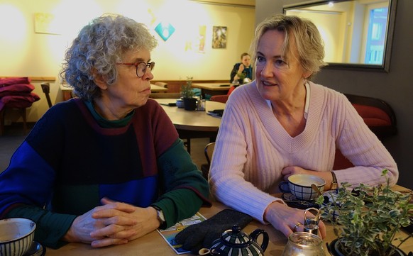 Treffen mit der Bürgerinneninitiatve Omas gegen Rechts in Dresden, am 13. Februar 2025. Von links: Monika (70 Jahre, aus Dresden), Christina (56 Jahre, aus Ostsaxen), Sigrid (64 Jahre, aus Dresden) un ...