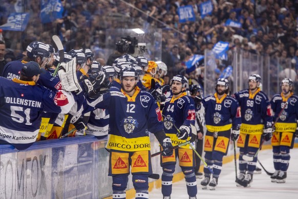 Die Zuger mit Yannick Zehnder, mitte, feiern das Tor zum 2:0 beim Eishockey Playoff-Halbfinalspiel, Spiel 3, der National League zwischen dem EV Zug und dem HC Davos am Dienstag, 12. April, in Zug. (P ...
