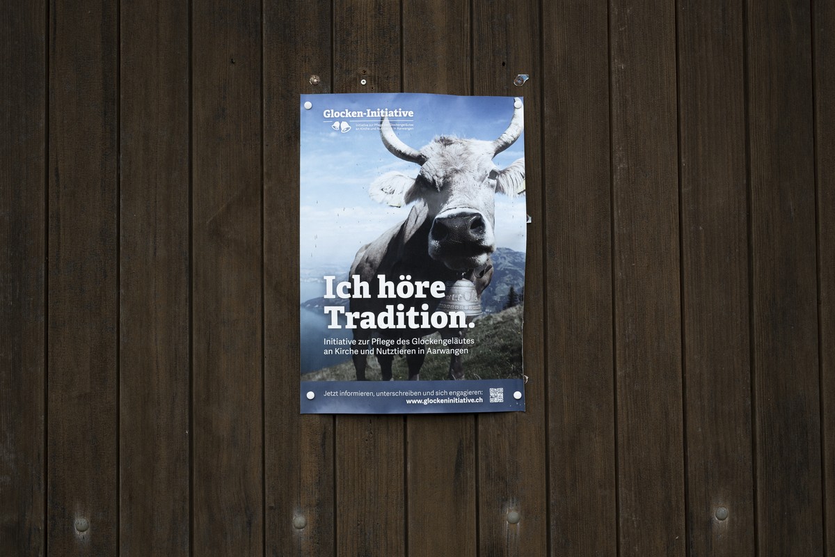Ein Plakat des Komitees Glocken-Initiative haengt an einer Tuer, am Samstag, 18. November 2023 in Aarwangen. Im Dorf Aarwangen im Kanton Bern debattieren die Einwohner ueber das Verbot von Kuhglocken  ...