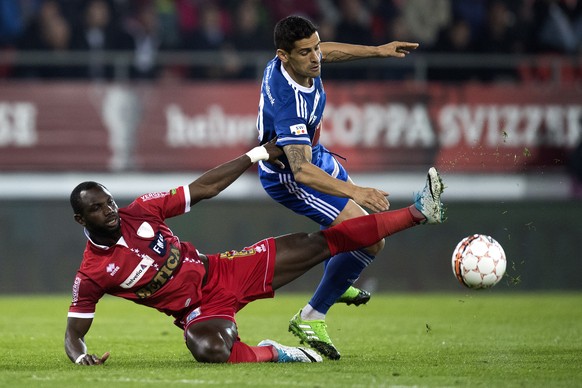 le joueur valaisan Moussa Konate, gauche, lutte pour le ballon avec le joueur lucernois Ricardo Costa, droite, lors de la rencontre de demi-finale de la Coupe Suisse de football entre le FC Sion et le ...