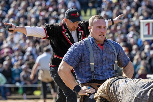 epa11349776 Joel Wicki during the 2nd round at the 119th Obwalden and Nidwaldner Cantonal Wrestling Festival (Kantonalschwingfest) in Lungern, Switzerland, 18 May 2024. EPA/URS FLUEELER