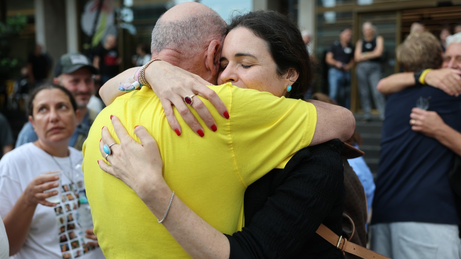 epa12440940 Itzik Horn, father of kidnapped Eitan Horn (L), celebrates after a peace deal is announced at Hostages Square in Tel Aviv, Israel, 09 October 2025. US President Donald Trump announced that ...