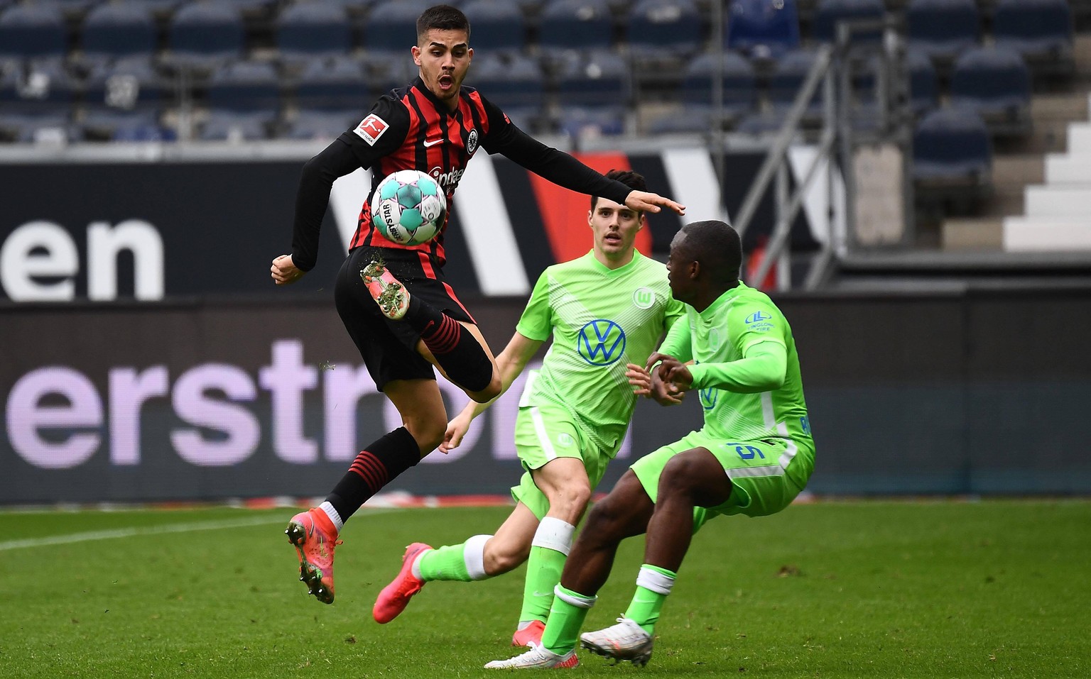 10.04.2021, xjhx, Fussball 1.Bundesliga, Eintracht Frankfurt - VfL Wolfsburg emspor, v.l. Andre Silva Eintracht Frankfurt Jerome Roussillon VfL Wolfsburg Zweikampf, Aktion, action, battle for the ball ...