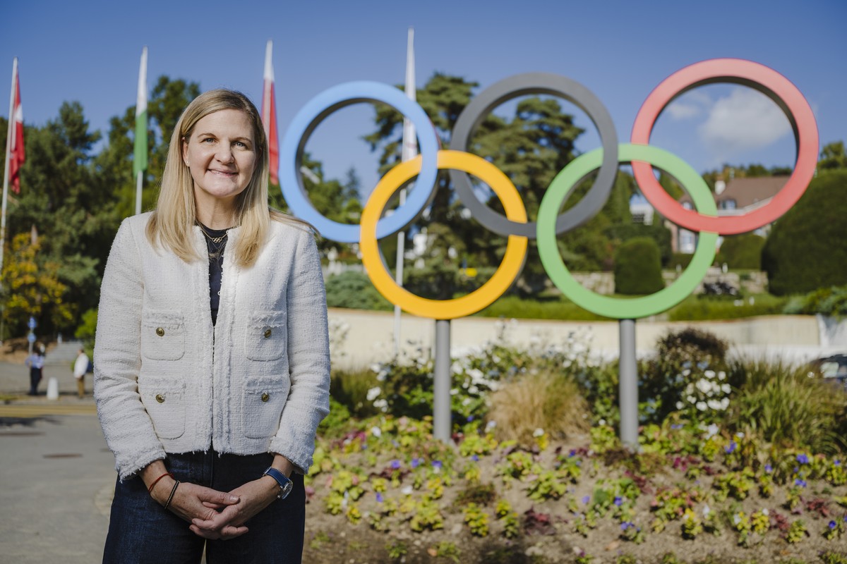 Kirsty Coventry, presidente du Comite international olympique (CIO), pose devant une nouvelle installation d'anneaux olympiques lors d'une ceremonie de devoilement devant le Musee Olympique, ...
