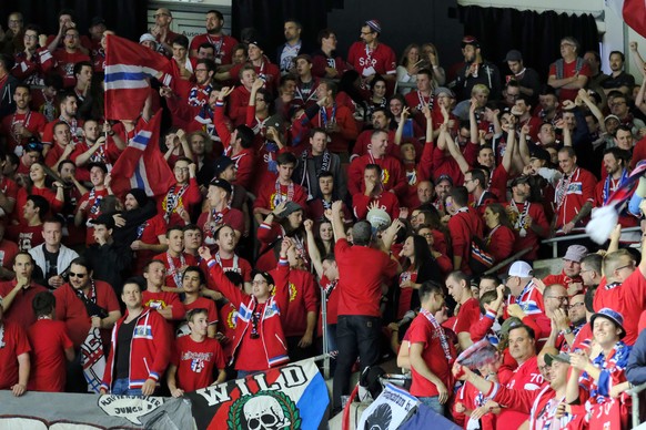 Fans des SC Rapperswil-Jona bejubeln das Tor zum 1:0 im dritten Eishockey Spiel der Ligaqualifikation der National League zwischen dem EHC Kloten und den SC Rapperswil-Jona Lakers am Dienstag, 17. Apr ...