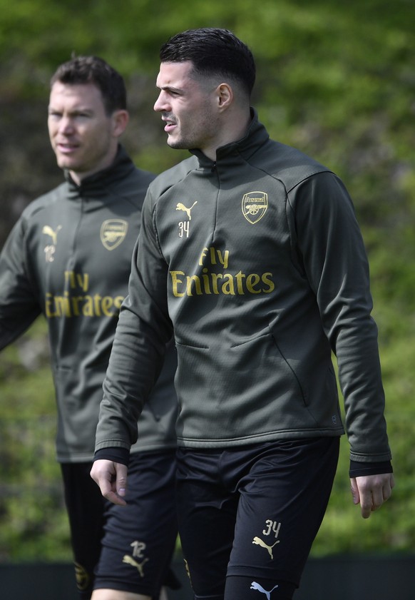 epa07496097 Arsenal's Stephan Lichtsteiner (L) and Granit Xhaka (R) trains ahead of the UEFA Europa League soccer Quarter-final second leg match between Arsenal and Napoli at the team training facilit ...