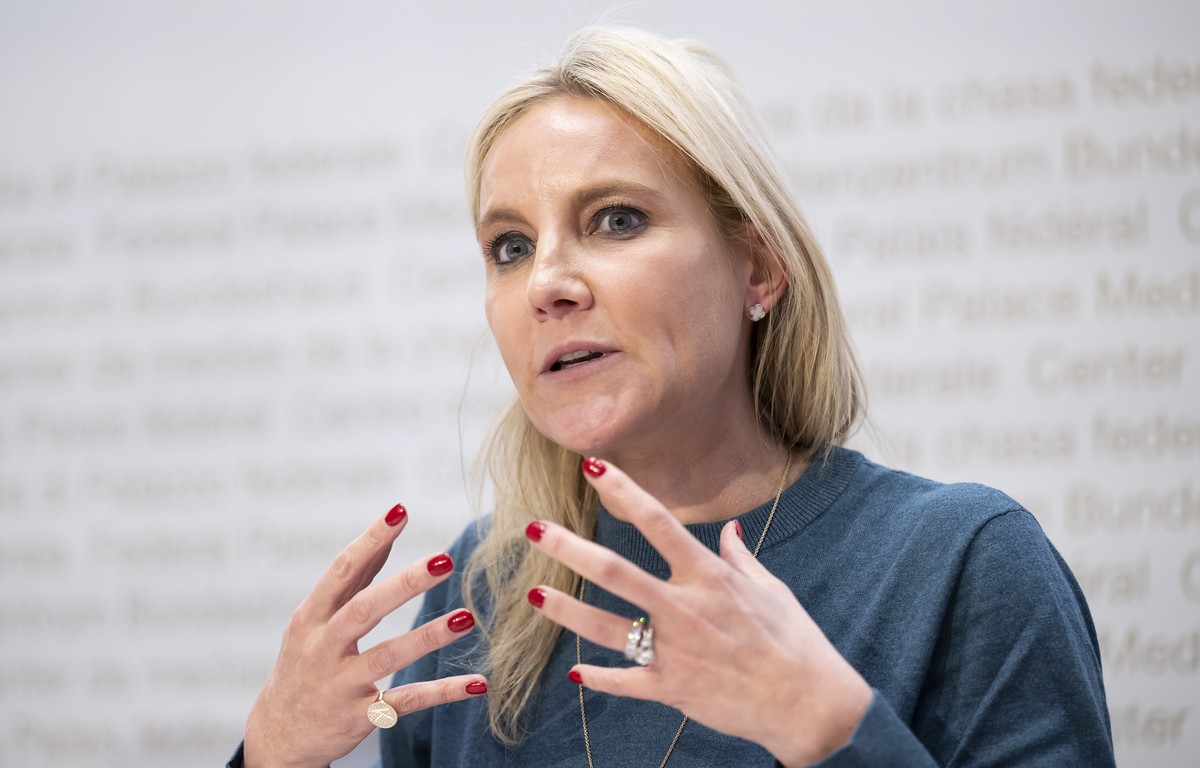Nationalraetin Celine Amaudruz, SVP-GE, spricht waehrend einer Medienkonferenz zum EU-Verhandlungsmandat, am Dienstag, 13. Februar 2024 in Bern. (KEYSTONE/Anthony Anex)...
