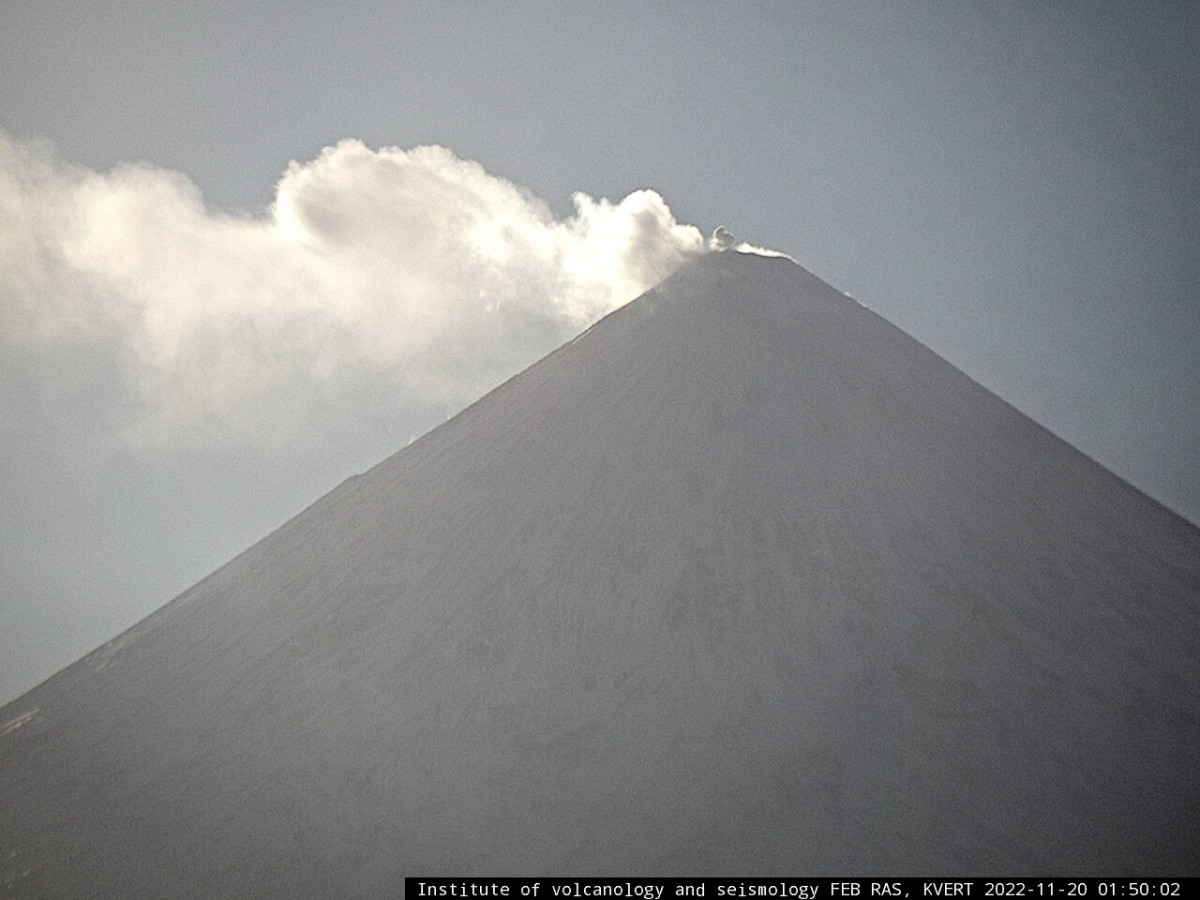 The Strombolian and fumalolic activity of Klyuchevskoy volcano on 20 November, 2022.
http://www.kscnet.ru/ivs/kvert/index?lang=en