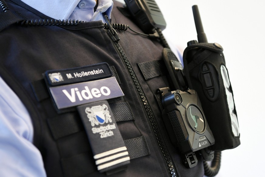 Eine Polizeipuppe mit Body-Cam an einer Medienkonferenz in Zuerich, am Dienstag, 13. Dezember 2016. Die Zuercher Stadtpolizei orientierte ueber das Projekt Polizeiarbeit in urbanen Spannungsfeldern (P ...