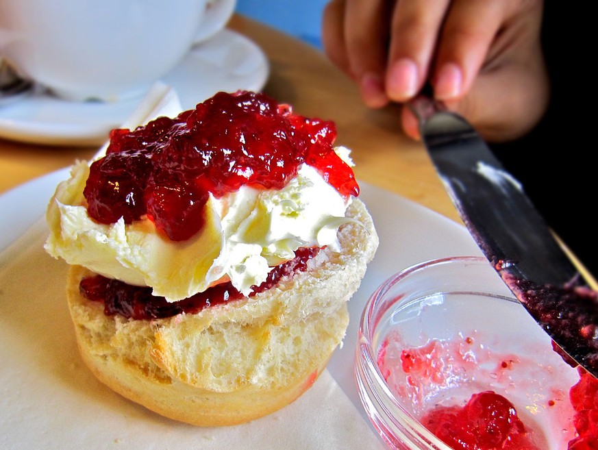 scone scones with jam and clotted cream streichrahm confitüre devon cornwall england essen food dessert tea tee high tea https://de.wikipedia.org/wiki/Clotted_Cream#/media/File:SconeCream.jpg