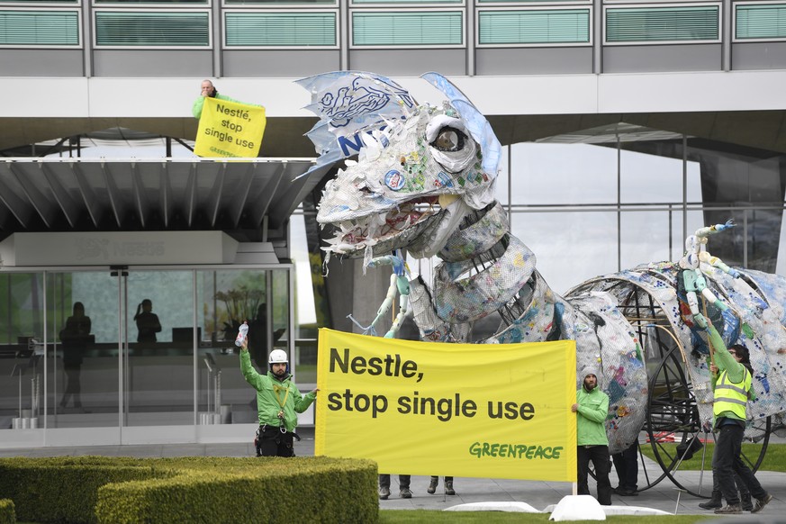 epaselect epa07509663 Greenpeace activists bring back to food and drinks giant Nestle a huge monster made of plastic recovered at sea and on the beaches by Greenpeace, in front of Nestle&#039;s headqu ...