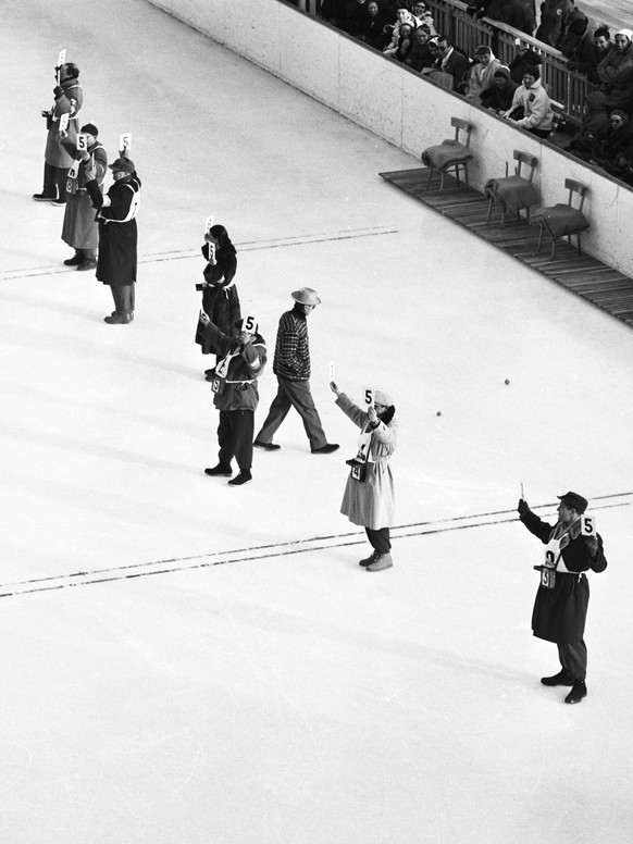 Die Wertungsrichter beim Wettkampf der Paare im Eiskunstlauf an Olympischen Winterspielen in Cortina d'Ampezzo, aufgenommen am 3. Februar 1956. (KEYSTONE/PHOTOPRESS-ARCHIV/Str)