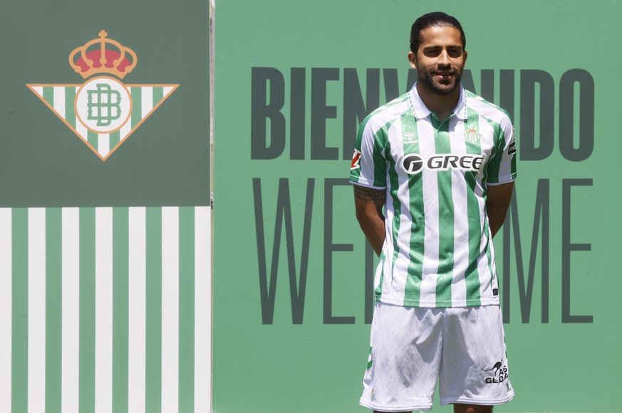 epa11546634 Swiss player Ricardo Rodriguez poses during his presentation as new player of Real Betis in Sevilla, Spain, 12 August 2024. EPA/JOSE MANUEL VIDAL