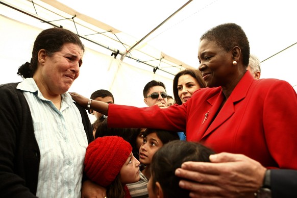 Valerie Amos mit einer syrischen Flüchtlingsfamilie.