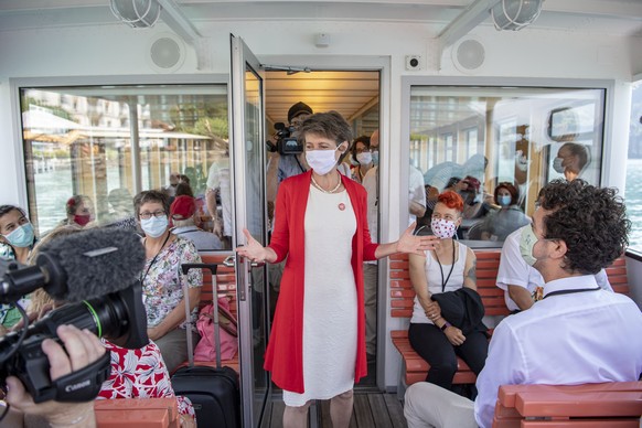 Bundespraesidentin Simonetta Sommaruga im Gespraech mit geladenen Gaesten auf dem Schiff Titlis waehrend der Bundesfeier auf dem Ruetli, am Samstag, 1. August 2020. (KEYSTONE/Urs Flueeler).