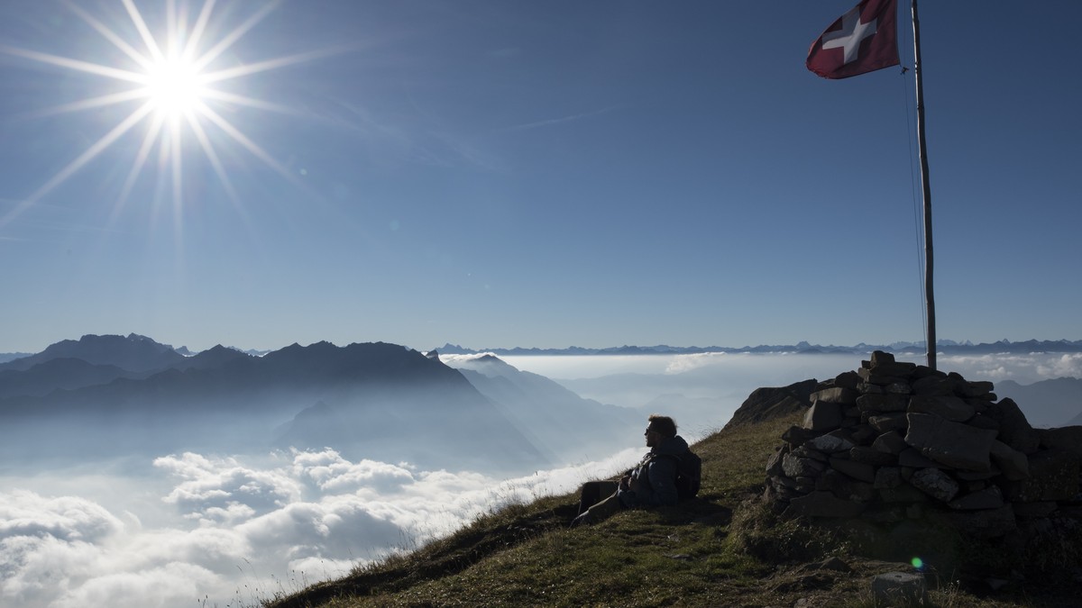 Ein Mann sitzt auf dem Alvier (2343 Meter ueber Meer), unten im Nebelmeer das St. Galler Rheintal, am Donnerstag, 22. September 2016, in der Gemeinde Wartau. Puenktlich zum heutigen astronomischen Her ...