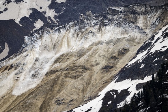 Une vue montre des blocs de glace qui se detachent du glacier du Birch au-dessus de Blatten le mercredi 28 mai 2025 depuis un alpage au-dessus de Wiler. Plusieurs avalanches avec des debris de glace,  ...