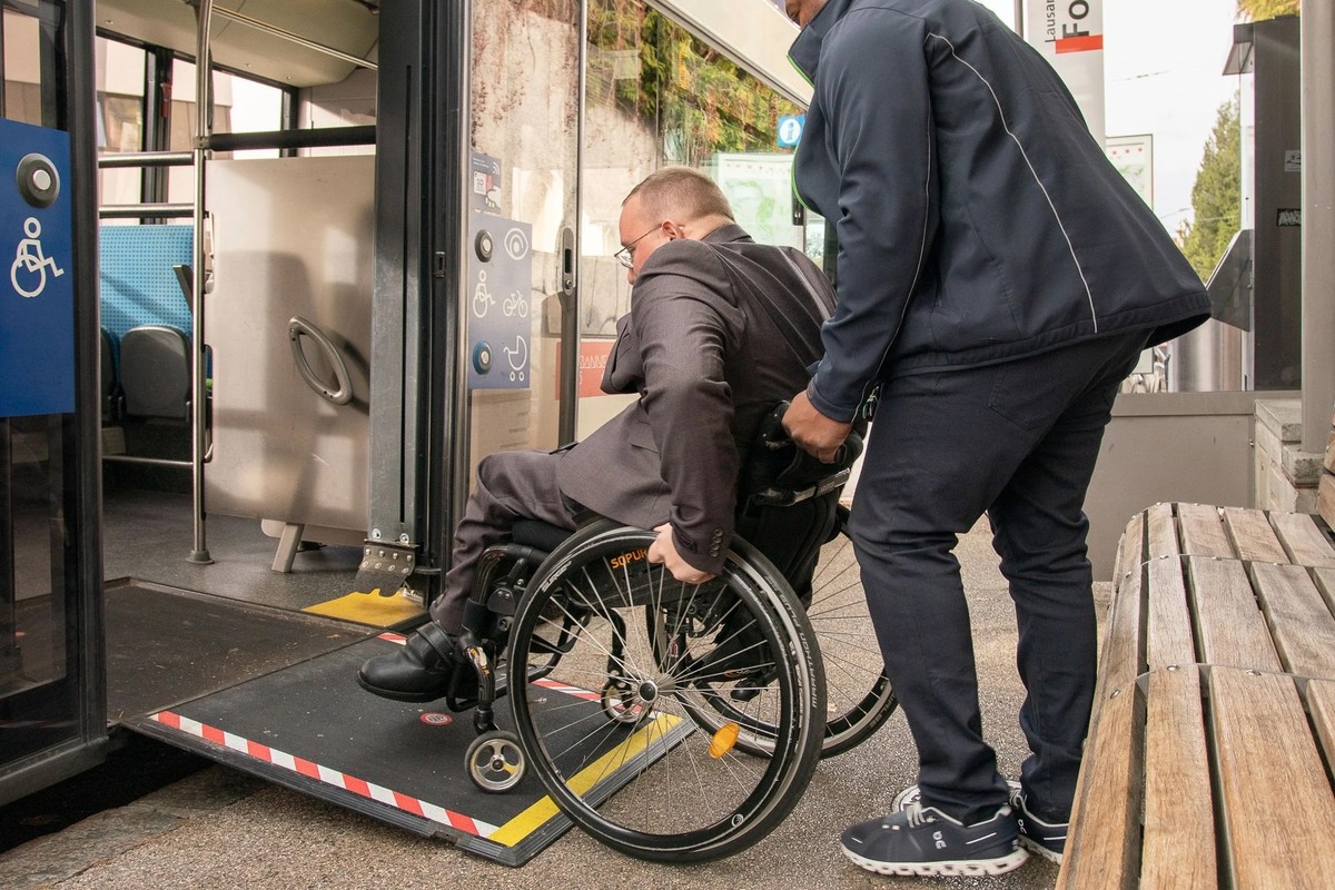 Nouh Latoui setzt sich dafür ein, dass Bushaltestellen barrierefrei werden. In seinem Kanton ist dies erst bei neun Prozent der Haltestellen der Fall.