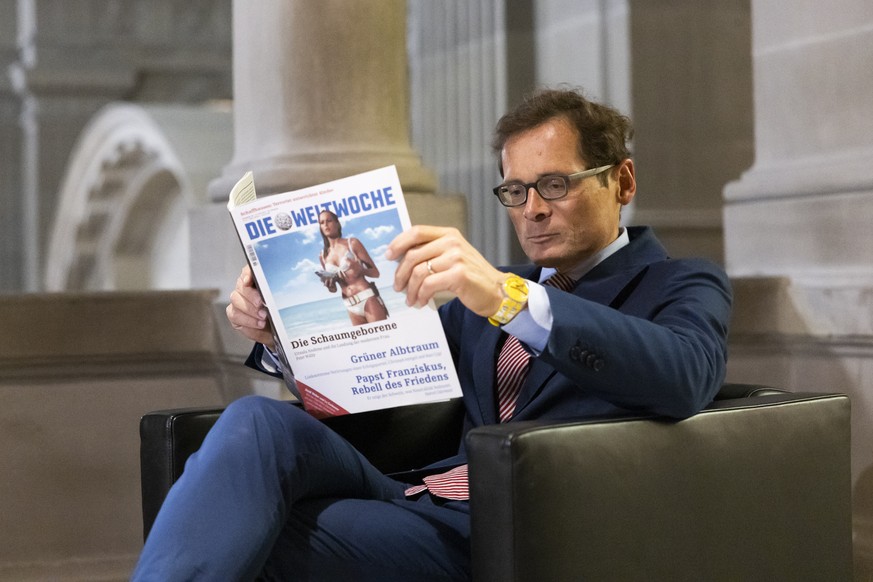 Roger Koeppel, SVP-ZH, wartet vor dem Kommissionszimmer der Immunitaetskommission, am Mittwoch, 11. Mai 2022 im Bundeshaus in Bern. (KEYSTONE/Peter Klaunzer)