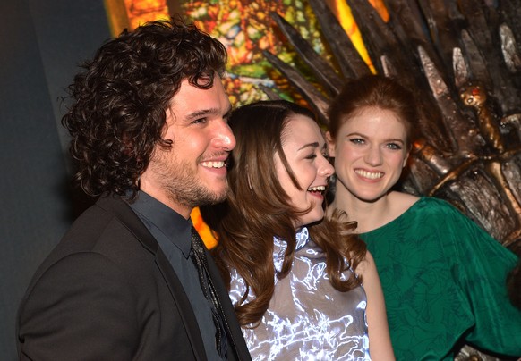 Kit Harington mit Maisie Williams und Rose Leslie.