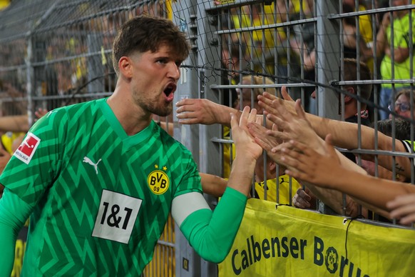 epa10808036 Dortmund&#039;s goalkeeper Gregor Kobel reacts to fans after the German Bundesliga soccer match between Borussia Dortmund and 1. FC Cologne in Dortmund, Germany, 19 August 2023. EPA/FRIEDE ...