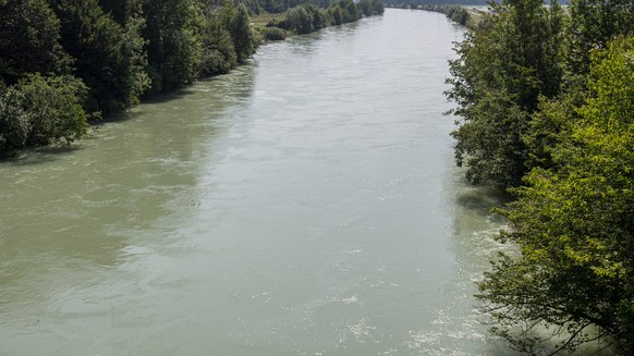 Der Hagneckkanal, aufgenommen am Donnerstag, 22. Juli 2021, in Hagneck. Der Hagneckkanal ist eine acht Kilometer lange Verbindung zwischen der Aare bei Aarberg und dem Bielersee. Durch ihn wird die Aa ...