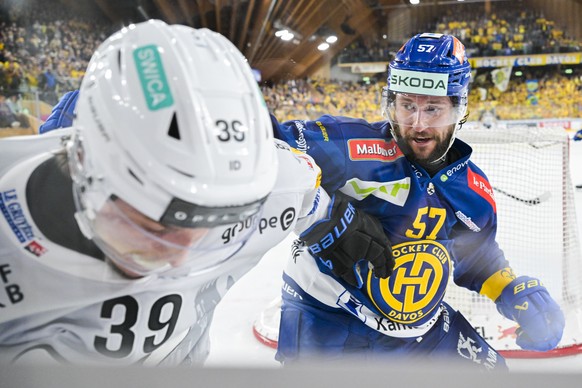 Jamiro Reber (HCFG), links, gegen Davyd Barandun (HCD) im dritten Eishockey Playoff Finalspiel der National League zwischen HC Davos (HCD) und HC Fribourg-Gotteron (HCFG), am Mittwoch, 22. April 2026, ...
