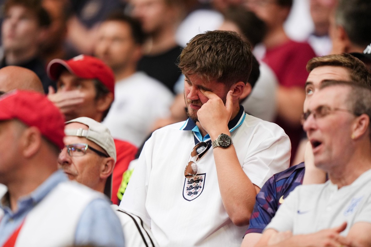 England v Slovakia - UEFA EURO, EM, Europameisterschaft,Fussball 2024 - Round of 16 - Arena AufSchalke England fans react during the UEFA Euro 2024, round of 16 match at the Arena AufSchalke in Gelsen ...