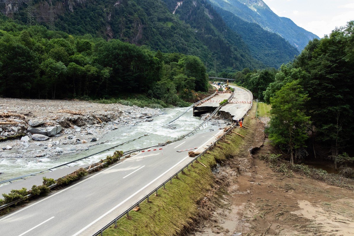 epa11434320 A picture taken with a drone shows repair works on the highway A13 between Lostallo and Soazza destroyed by the force of the Moesa river, caused by heavy rain in the Misox valley, in Losta ...