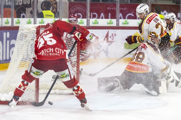 Toni Rajala (EHCB), links, trifft gegen Torhueter Robert Mayer (GSHC) zum 4-0 im Spiel der Eishockey National League zwischen EHC Biel-Bienne, EHCB, und Geneve-Servette HC, GSHC, vom Sonntag, 5. Oktob ...