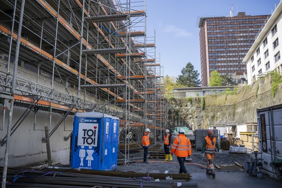 Eine Uebersicht der Grossbaustelle des Neubau Kinderspital und Frauenklinik des Kantonsspital Luzern anlaesslich einer Medienbesichtigung der Baustelle am Mittwoch, 24. April 2024 in Luzern. (KEYSTONE ...