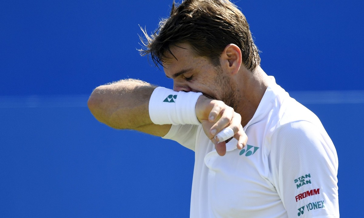 epa06039487 Switzerland's Stan Wawrinka reacts against Feliciano Lopez of Spain during their first round match of the Aegon Championships tennis tournament at the Queens Club in London, Britain,  ...