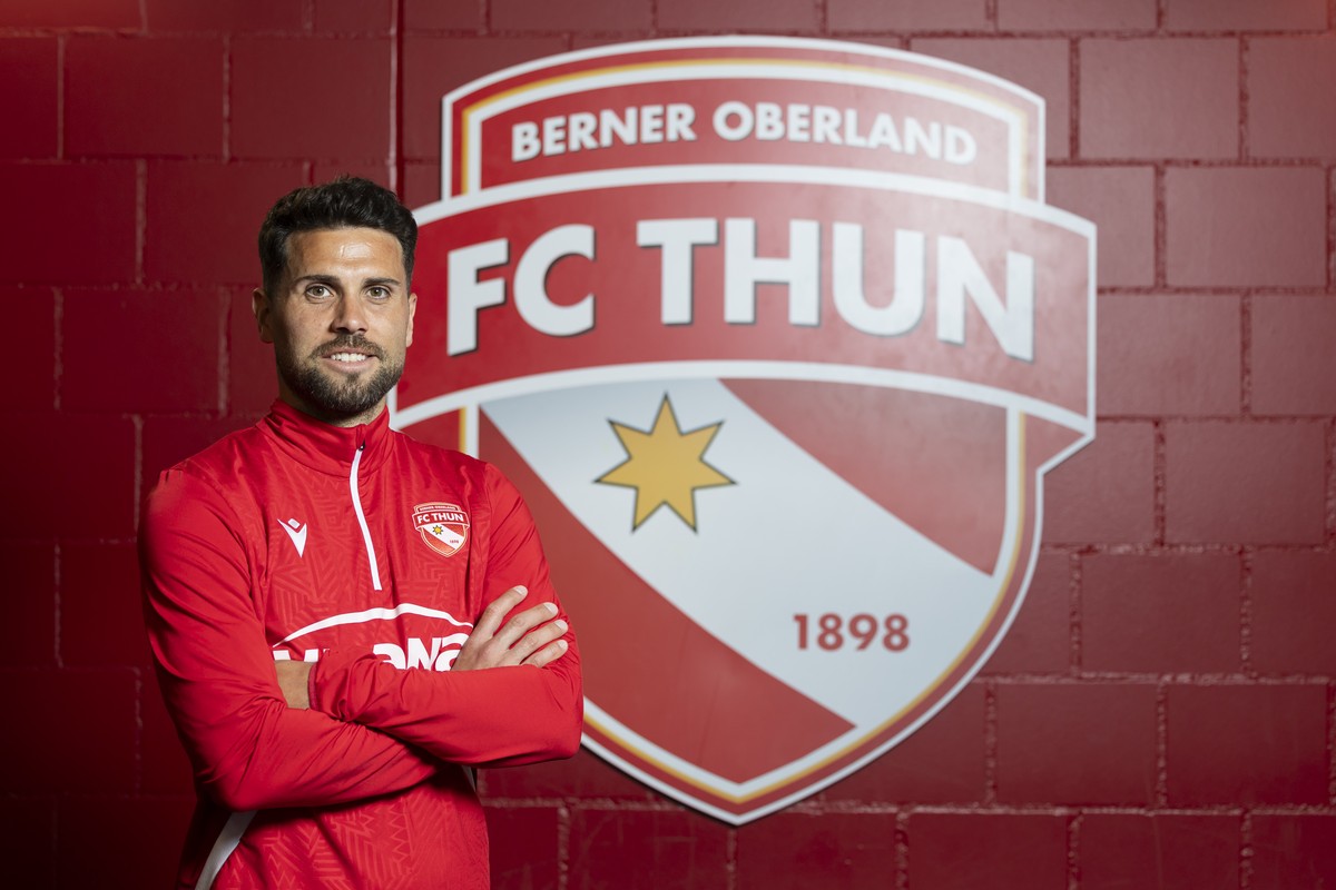 Leonardo Bertone, Spieler des FC Thun, posiert am Rande eines Interviews vor dem Logo des FC Thun, am Donnerstag, 23. April 2026, in der Stockhorn Arena in Thun. (KEYSTONE/Peter Klaunzer)