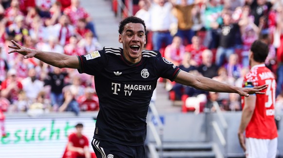 epa12913406 Jamal Musiala (C) of Munich celebrates after scorng the 3-3 equalizing goal during the German Bundesliga soccer match between 1. FSV Mainz 05 and FC Bayern Munich in Mainz, Germany, 25 Apr ...